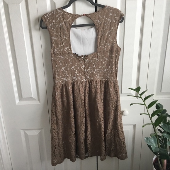 Lace dress - Picture 3 of 6